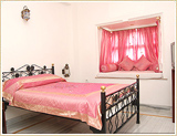 Budget hotels in udaipur, best budget hotels in udaipur near lake, kurabar kothi room images